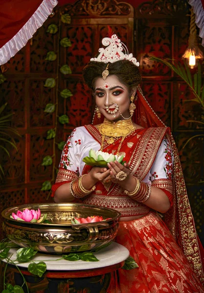 Porträt Einer Wunderschönen Bengalibraut Elegantem Brautkleid Mit Brautschmuck Und Armreif — Stockfoto