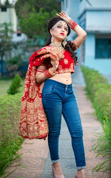 Bela Noiva Não Bengali Com Lehenga Choli Vermelho Lindo Olhar — Fotografia de Stock