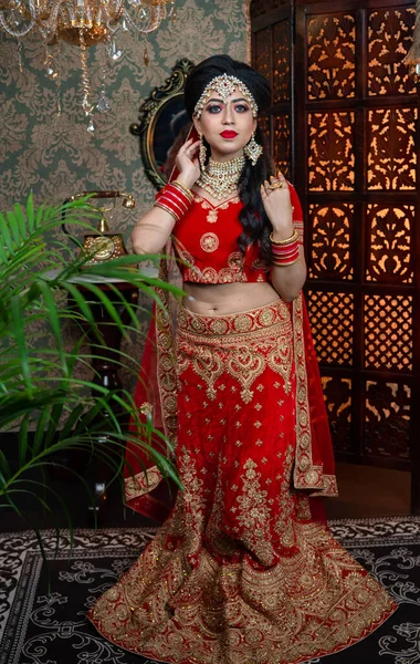 Beautiful Non Bengali Bride Red Lehenga Choli Gorgeous Looking Makeup — ストック写真