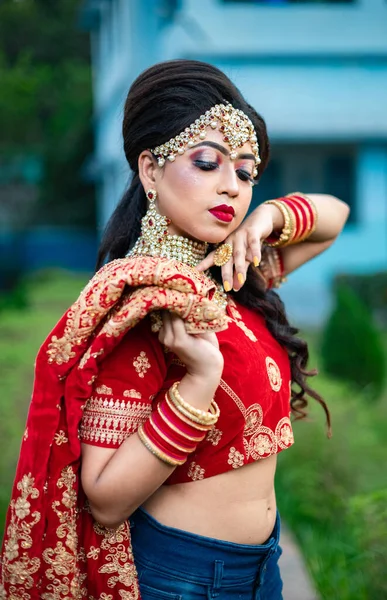 Bella Sposa Non Bengalese Con Lehenga Choli Rosso Splendido Cercando — Foto Stock