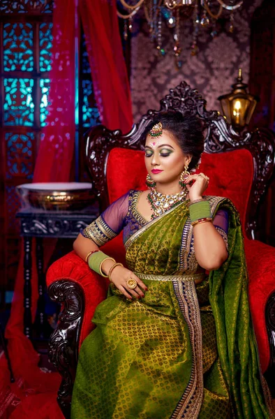 Portré Egy Gyönyörű Menyasszony Bengáli Recepció Átalakítása Stúdió Fotózás Kellékekkel — Stock Fotó
