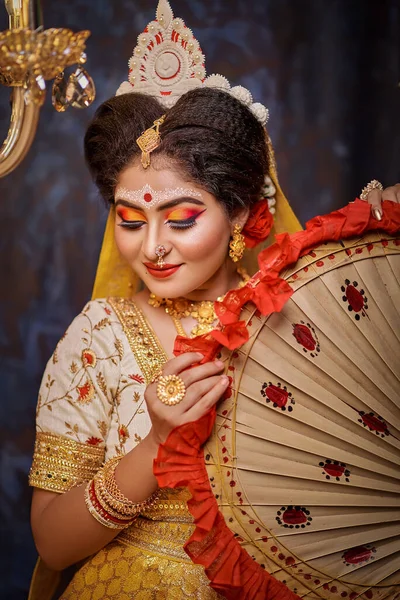 Portret Van Een Prachtige Bengali Bruid Geel Saree Gouden Sieraden — Stockfoto