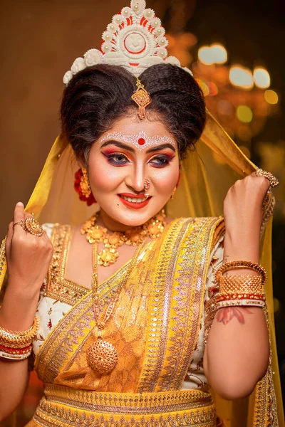 Retrato Uma Bela Noiva Bengali Saree Amarelo Jóias Ouro — Fotografia de Stock