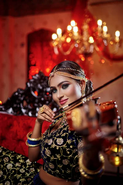 Retrato Uma Noiva Não Bengali Com Violino Parece Elegante Glamouroso — Fotografia de Stock