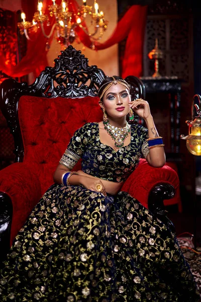 Retrato Uma Noiva Não Bengali Com Violino Parece Elegante Glamouroso — Fotografia de Stock