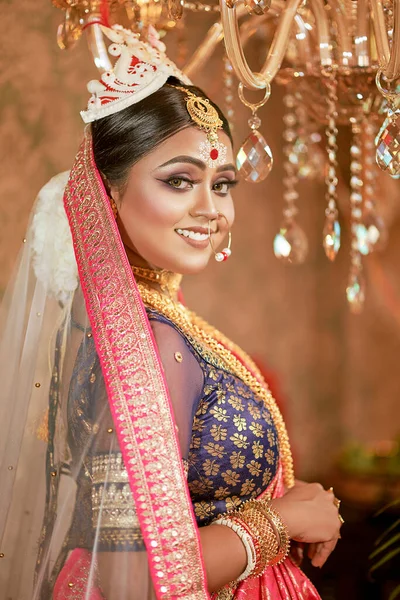 Prachtige Bengali Bruid Met Kaarslicht — Stockfoto