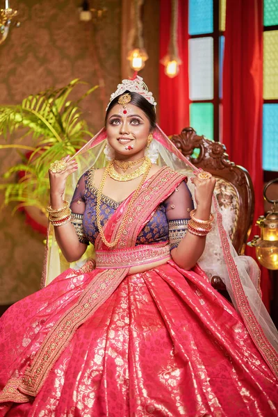Prachtige Bengali Bruid Met Kaarslicht — Stockfoto