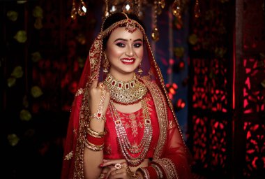 Güzel gülüşü olan güzel bir kız. Lehenga ve taş mücevherlerle Bengali Gelini Olmayan Makyaj. 