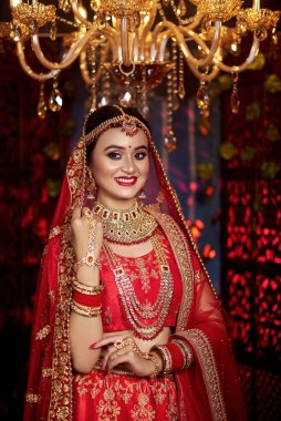 Güzel gülüşü olan güzel bir kız. Lehenga ve taş mücevherlerle Bengali Gelini Olmayan Makyaj. 