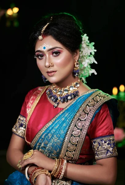 ベンガリのレセプション変身で美しい女の子の肖像画 青いベナラシを身に着けている 金の宝石 — ストック写真