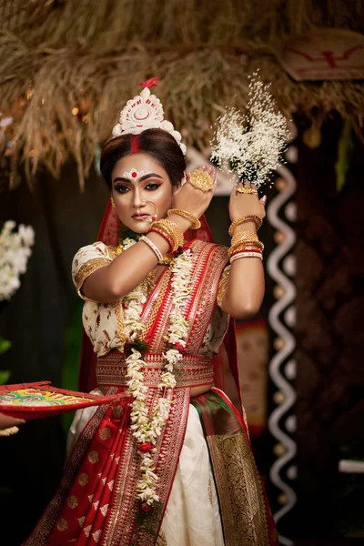 Highend Skin Retouching Bridal Portrait Thermocol Crown Mukut Bengali Saree — ストック写真