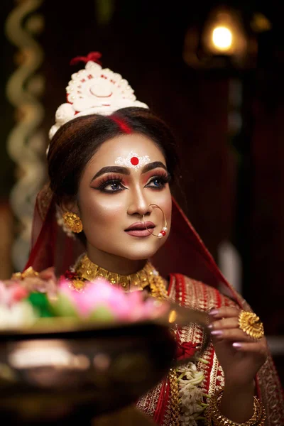 Hoogwaardige Huid Retoucheren Van Bruids Portret Thermocol Kroon Mukut Bengali — Stockfoto