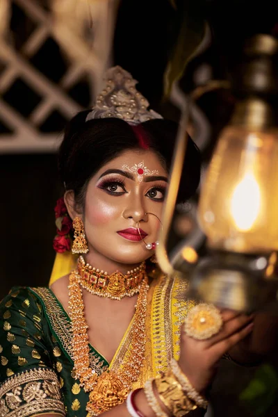 Closeup Portrait Very Beautiful Bengali Bride Yellow Banarasi Saree Gold — ストック写真