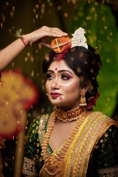 Closeup Portrait Very Beautiful Bengali Bride Yellow Banarasi Saree Gold — ストック写真