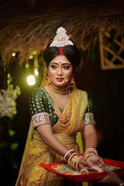 Closeup Portrait Very Beautiful Bengali Bride Yellow Banarasi Saree Gold — ストック写真