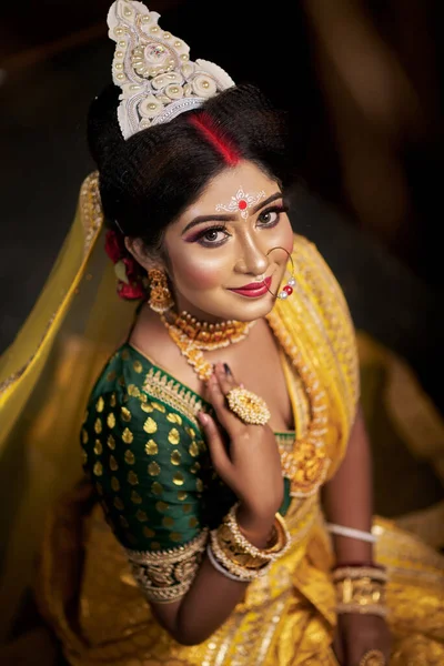 Close Portret Van Een Zeer Mooie Bengali Bruid Gele Banarasi — Stockfoto