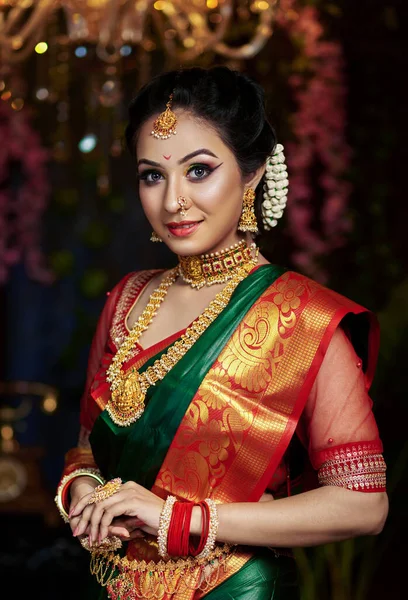 緑のサリーと宝石を身に着けている南インドの花嫁の美しい肖像画 心地良い表情 — ストック写真