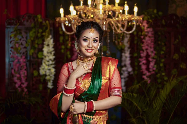 Prachtig Portret Van Een Zuid Indische Bruid Met Groen Saree — Stockfoto