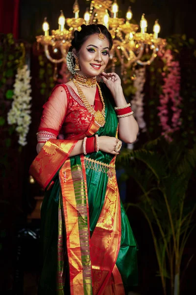 Beautiful Portrait South Indian Bride Wearing Green Saree Jewelry Pleasant — ストック写真