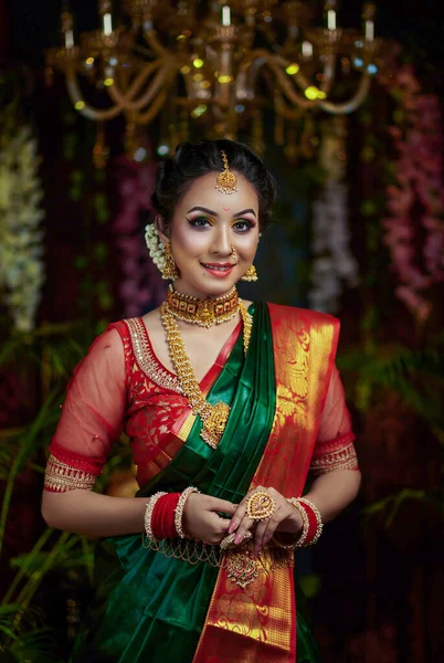 Beautiful Portrait South Indian Bride Wearing Green Saree Jewelry Pleasant — ストック写真