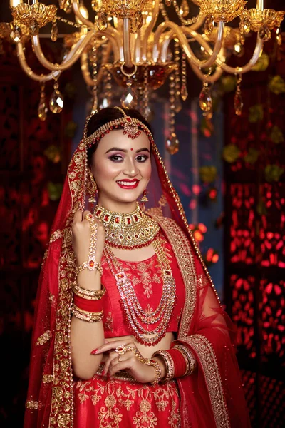 Egy Gyönyörű Lány Gyönyörű Mosollyal Nem Bengáli Menyasszonyi Átalakítása Lehenga — Stock Fotó