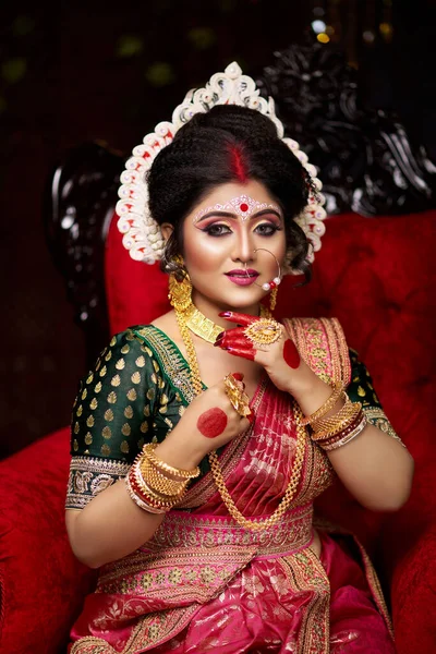 Een Close Portret Van Een Mooie Bruid Saree Gouden Sieraden — Stockfoto