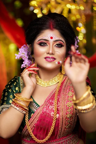 美しい花嫁の近くの肖像画を見に金の宝石類 室内写真での表現が秀逸です レトロなインドの装飾品として飾られた — ストック写真