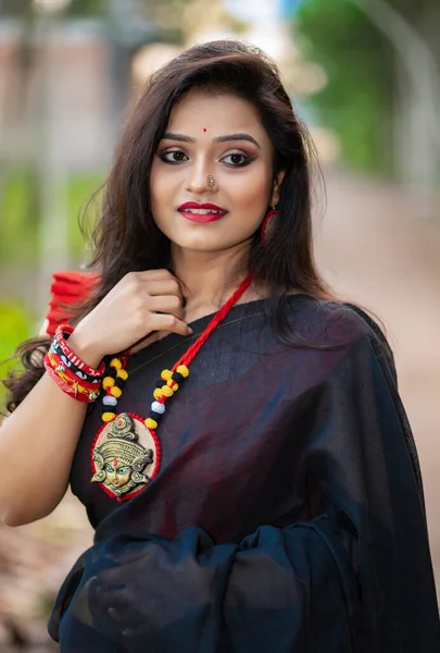 Πορτρέτο Ενός Όμορφου Bengali Κοριτσιού Μαύρο Σάρι Και Κόκκινη Μπλούζα — Φωτογραφία Αρχείου