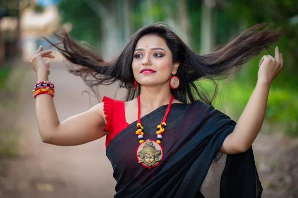 Retrato Una Hermosa Chica Bengalí Saree Negro Blusa Roja Ves —  Fotos de Stock