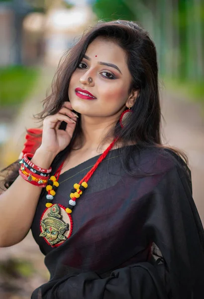Egy Gyönyörű Bengáli Lány Portréja Fekete Száriban Piros Blúzban Csodásan — Stock Fotó