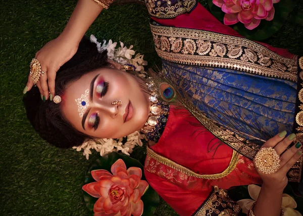 Portrait Beautiful Girl Bengali Reception Makeover Wearing Blue Benarasi Sare ロイヤリティフリーのストック画像