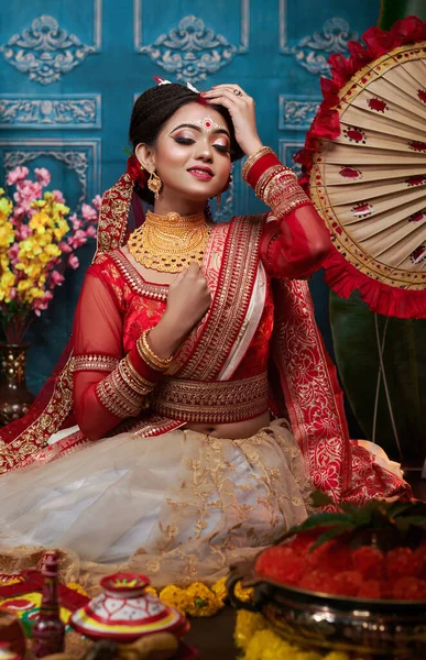 Close Portrait Beautiful Bride Saree Gold Jewelry Having Superb Expression ロイヤリティフリーのストック写真