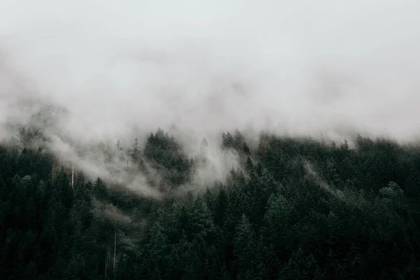 Nuages Blancs Avec Couverture Montagneuse — Photo