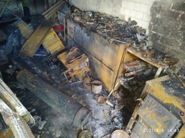 Yangından sonra, yanmış garaj, kül, yanmış metal...