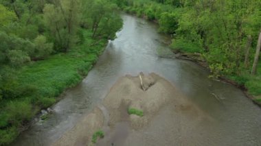 Bu arada nehir delta dron video çekim iç kumlu alüvyum sel düz orman ovaları bataklık kuadkopter görüntü uçuş uçuş gösterisi Litovelske Pomoravi koruma alanı