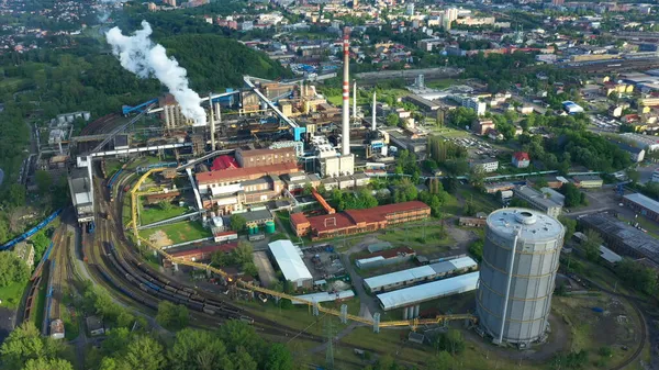 Coal, Svoboda 'da kokain üreten siyah kokain fabrikasını yaktı. Fabrika dumanı bacalar duman, İHA antenler, ısıtma kulesi kimyasalları büyük kirlilik, hava kirliliği, Ostrava — Stok fotoğraf