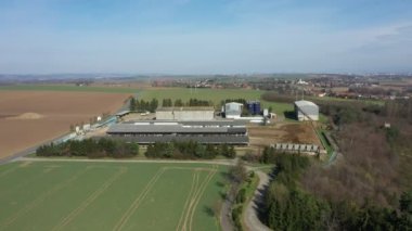 Süt inekleri ahır drone besleme videosu, Holstein Frizya sığır çiftliği sütü, inek mısır filizi yiyor, inek ahırları modern ve tuğlalı değil, Holsteins Kuzey Amerika 'da