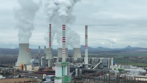 最も、チェコ共和国、 2020年11月15日:石炭茶色の発電所の工場が発電所を火災準備ができて、煙突の煙が煙を積層します。無人航空機、煙霧大気汚染空気中の塵、加熱化学 — ストック動画