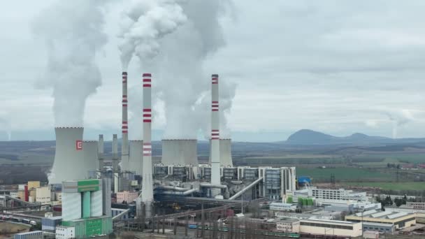 MOST, CZECH REPUBLIC, NOVEMBER 15, 2020: Kraftværk fabrik kul-brændende kulbrunt fyret station Pocerady, skorsten ryger stakke røg. Drone antenne, røg stakke luftforurening luftbåren støv kemikalie – Stock-video