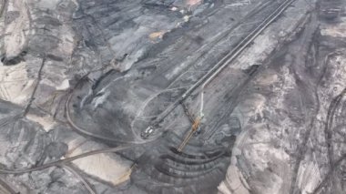 Kahverengi kömür ocağı kazıcı dev Vrsany, hava görüntüsü, açık linyit ağır taş ocağı, maden santralleri enerji yakma, çöp kovaları çıkarıcı, Çek sökücü