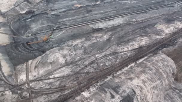 Hnědé uhlí opencast důlní gigant Vrsany, letecké video záběry, otevřená jáma lignit těžký lom, těžební elektrárny spalovat energii, terénní vyklápěcí lomy těžební, těžební krajina devastace — Stock video