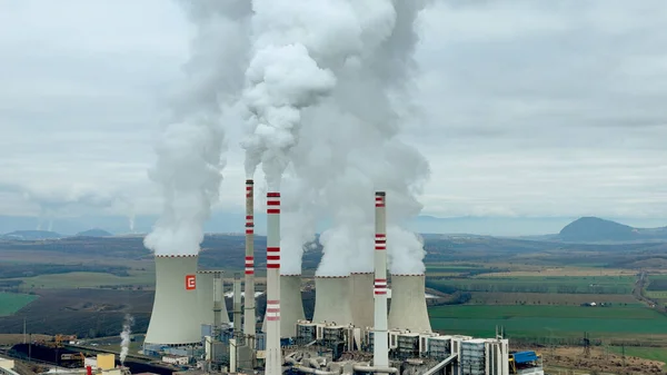 Çoğu, CZECH Cumhuriyet, Kasım 15, 2020: Kömür kahverengi enerji santrali ateşleme istasyonu Pocerady, baca dumanı duman emisyonu, baca bacaları hava kirliliği hava kirliliği, ısıtma kimyasal tozu — Stok fotoğraf