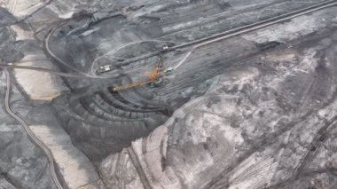 Kahverengi kömür ocağı kazıcı dev Vrsany, hava görüntüsü, açık linyit ağır taş ocağı, maden santralleri enerji yakma, çöp kovaları çıkarıcı, Çek sökücü