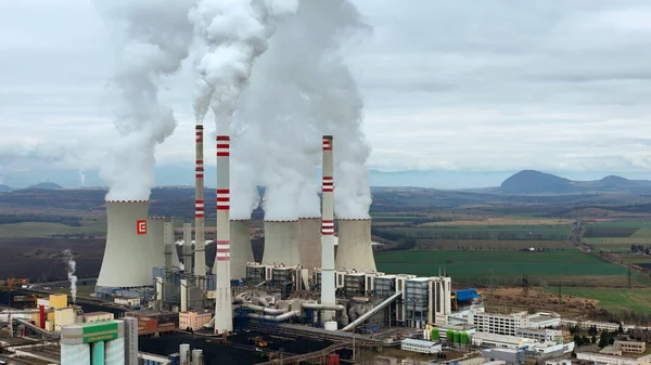 En çok, CZECH Cumhuriyet, Kasım 15, 2020: Elektrik santrali kömür fabrikası ateşleme istasyonu Pocerady, baca bacası duman emisyonu, baca bacaları hava kirliliği hava kirliliği, ısıtma kimyasal tozu — Stok fotoğraf