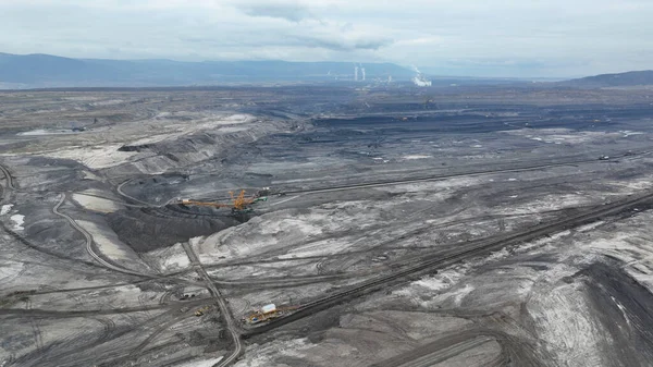 Braunkohletagebau Schaufelradbagger Gigant Vrsany, Luftbildaufnahme, Braunkohletagebau schwerer Steinbruch, Bergbaukraftwerke verbrennen Energetik, Dumper Abbau extraktiven, Förderung tschechischen — Stockfoto