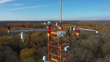 Güneş ışığı piranometresi, girdap kovaryansı sistemleri, yayılan güneş radyasyonunun ölçümü sonik anemometre bilimsel kule araştırma gaz analizcisi rüzgarla ilgili gaz dalgalanmalarından oluşur.