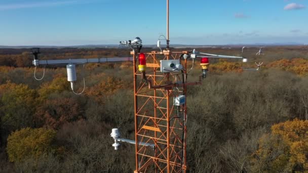 Sunshine pyranometer measurement incoming diffuse solar radiation, eddy covariance systems consist sonic anemometer scientific tower station research gas analyzer wind relevant gas fluctuations — Stockvideo