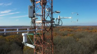 BRNO, CZECH REPUBLIC, 24 EPTEMBER 24 2020: Eddy kovaryans sistemleri sonik anemometre bilimsel kule araştırma istasyonu gaz analizcisi rüzgar taşkın ormanı meteorolojik hava durumu meteorolojisi