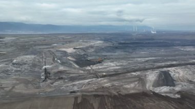 Kahverengi kömür ocağı kazıcı dev Vrsany, hava görüntüsü, açık linyit ağır taş ocağı, maden santralleri enerji yakma, çöp kovaları çıkarıcı, Çek sökücü