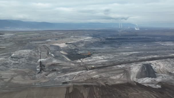 갈색 석탄 오픈 버킷 바퀴 굴착기 거대 한 Vrsany, 공중 촬영 뷰, 개방 피트 lignite 무거운 채 석장, 광산 발전소 에너지를 태워 — 비디오